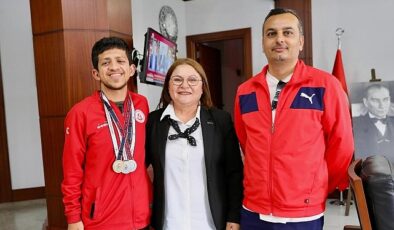 Antalya’da düzenlenen Özel Sporcular Türkiye Yüzme Şampiyonası’nda büyük başarı elde eden Erdem Günay Atacan Didim Belediye Başkanı Hatice Gençay’ı ziyaret etti