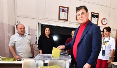 Başkan Cemil Tugay İzmir Tabip Odası seçimlerinde oyunu kullandı