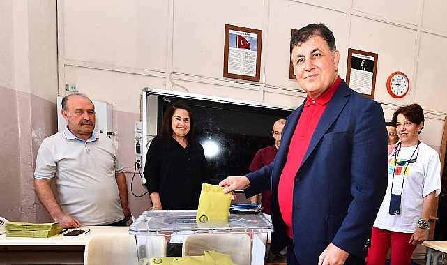 Başkan Cemil Tugay İzmir Tabip Odası seçimlerinde oyunu kullandı