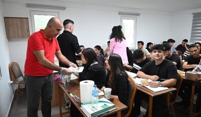 Başkan Topaloğlu’ndan öğrencilere yemek ikramı