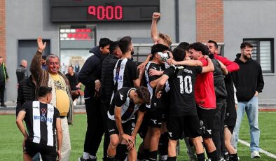 Burhaniye Belediyespor U-18 Futbol Takımı, Balıkesir İl Şampiyonası’nda gösterdiği başarılı sonuçlarla üst üste 2. kez Türkiye Şampiyonası’na katılma hakkı kazandı