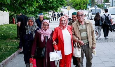 Keçiören Belediyesi bünyesinde yaş almışlara hizmet veren Gönül Köşkü Huzurevi sakinleri için sinema etkinliği düzenlendi