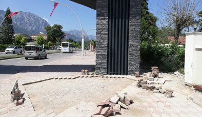 Kemer’de yol ve kaldırım çalışmaları