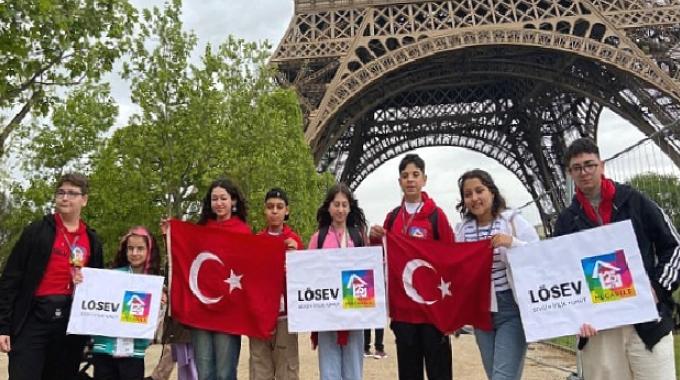 LÖSEV yurtdışı gezilerine devam ediyor. Lösemi ile mücadele eden ve tedavi süresince LÖSEV’den destek alan çocuklar dünyayı geziyor