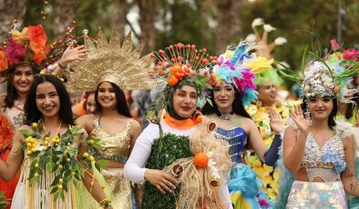 Milyonlar Karnaval Coşkusunu Adana Sokaklarına Yaşadı