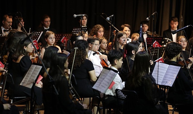 Narlıdere Belediyesi Çocuk Senfoni Orkestrası, 23 Nisan Ulusal Egemenlik ve Çocuk Bayramı’nda Narlıdere AKM’de sahne aldı