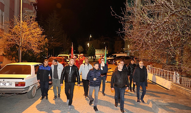 Nevşehir Belediye Başkanı Rasim Arı, gece mehter marşları ile vatandaşları sahura kaldıran mehter takımı ile birlikte vatandaşları selamladı