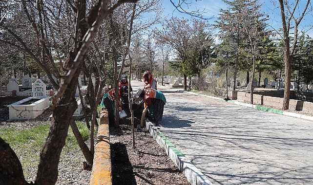 Nevşehir Belediyesi ekipleri, Ramazan Bayramı öncesi Taşlıbel ve Kaldırım Mezarlıklarında temizlik ve bakım çalışması gerçekleştirdi