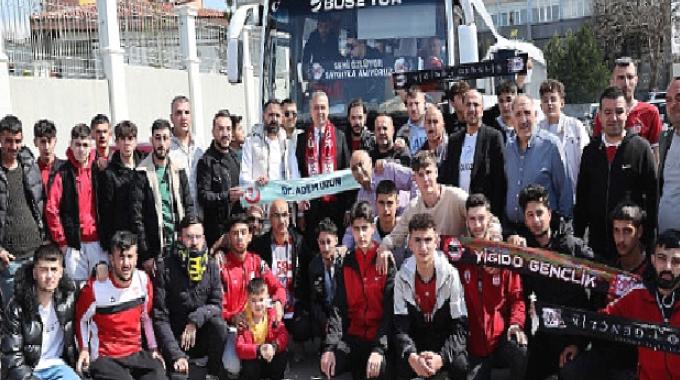 Sivas Belediye Başkanı Dr. Adem Uzun, deplasmanda oynanacak Trabzonspor-Sivasspor karşılaşması öncesi kırmızı beyazlı taraftarları Trabzon’a yolcu etti