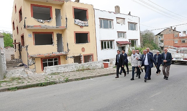 Sivas Belediye Başkanı Dr. Adem Uzun, kentsel dönüşüm çalışması devam eden Esentepe ve Yunus Emre Mahallesi’ni ziyaret etti