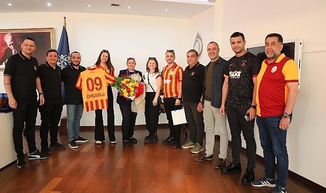 Aydın Galatasaray Taraftarlar Derneği Başkanı Fevzi Eryalçın Aydın Büyükşehir Belediye Başkanı Özlem Çerçioğlu’na nezaket ziyaretinde bulundu