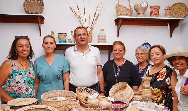 Ayvalık Belediyesi Mahalleevleri’ndeki kadınlar tarafından üretilen birbirinden güzel el emeği göz nuru hediyeler “El Emeği Pazarı”nda satışa sunuldu