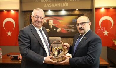 Balıkesir Valisi İsmail Ustaoğlu, Edremit Belediye Başkanı Mehmet Ertaş’ı ziyaret etti