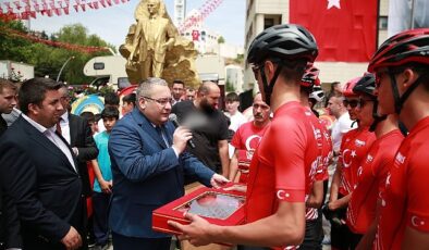 Başkan Özarslan Samsun’dan Gelen Türk Bayrağını ve Toprağı Teslim Aldı