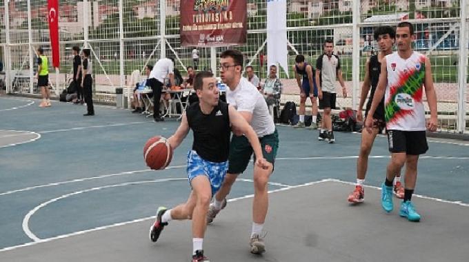 Basketbolcular Gaziemir’de kıyasıya yarıştı
