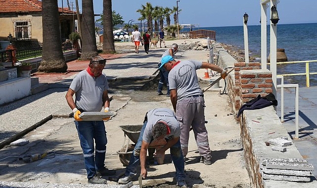 Burhaniye Belediyesi Fen İşleri Müdürlüğü ekipleri, çalışmalarını hız kesmeden sürdürüyor. İlçe genelindeki çalışmalar, yaz sezonu öncesinde yoğun bir şekilde devam ediyor