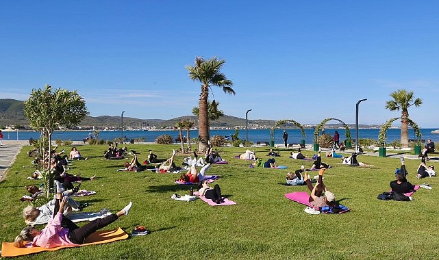 Burhaniye Özgürlük Parkı’nda bugün 08.30 itibarıyla alanında uzman eğitmenlerle sabah sporları başladı