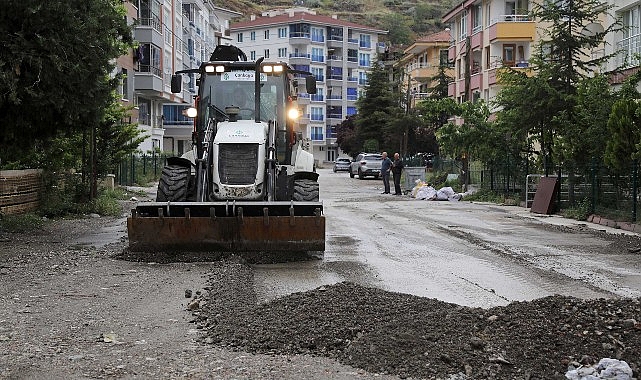 Çankaya Belediyesi, Ankara’da etkili olan ve normalin üzerinde yağan yağmurun ardından ulaşımı engelleyen taş toprak yığınlarını temizledi