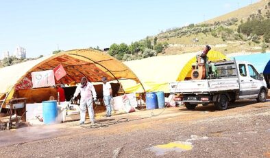 Çankaya Belediyesi Yeşilkent Mahallesine (Mühye) kurduğu kurban satış ve kesim alanında, kurban satıcıları ve ibadetini yapacak vatandaşlar için hazırlıklarını tamamladı