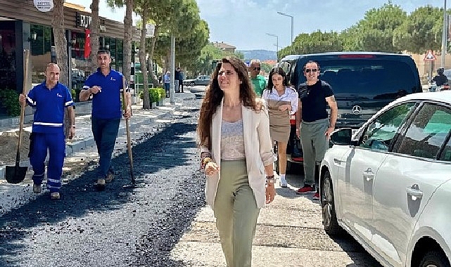 Çeşme Belediyesi Fen İşleri Müdürlüğü, ilçenin dört bir yanında yol bakım, onarım ve yenileme çalışmalarına hız kesmeden devam ediyor