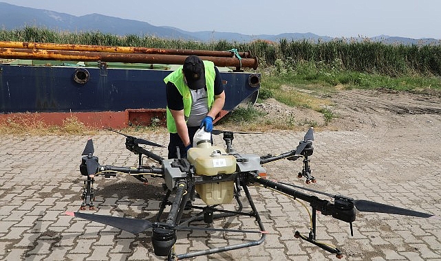 Edremit’te sinekle mücadele çalışmaları Drone ile destekleniyor