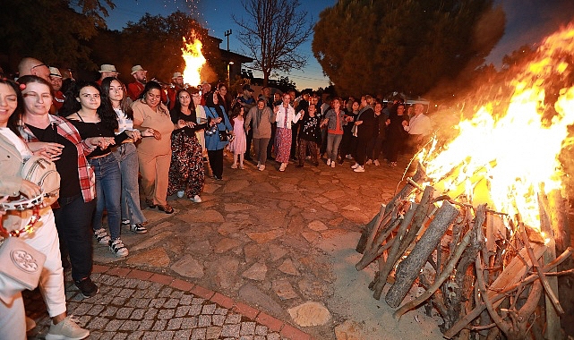 Efes Selçuk Hıdırellez coşkusunu İsabey Mahallesi’nde düzenlenen şenlikle yaşadı. Efes Selçuk Belediyesi tarafından düzenlenen şenlik coşku ve neşe içinde geçti