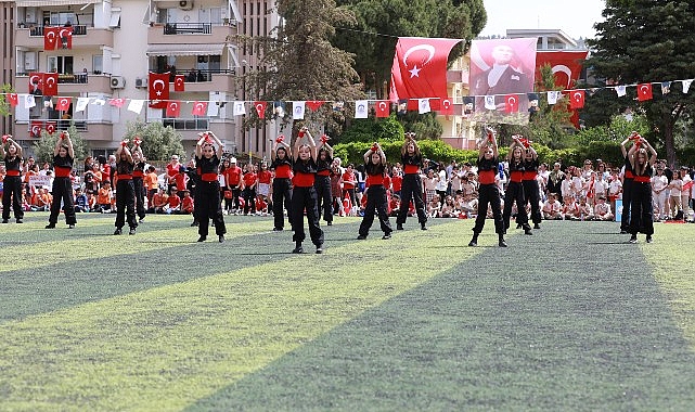 Gençlerin halk oyununa giderek artan ilgisine Efes Selçuk Belediyesi destek oluyor.