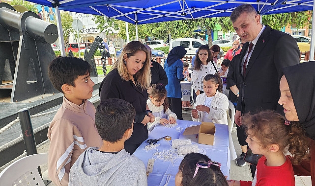 Gölcük Belediyesi; 19 Mayıs Gençlik ve Spor Bayramı kapsamında Anıtpark’ta düzenlediği “Gençlik Atölyeleri” ile gençler, sanat dolu bir bayram coşkusu yaşadırlar