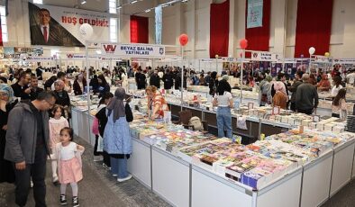 Karaman Belediyesi’nin bu yıl 10-19 Mayıs tarihlerinde düzenlediği 4. Karaman Kitap Günleri, kitapseverlerin yoğun ilgisiyle devam ediyor