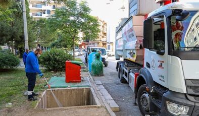 Karşıyaka’da yüzlerce çöp konteyneri tek tek ilaçlanıyor