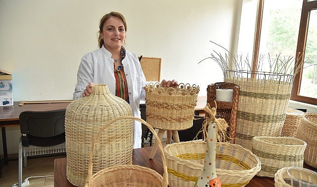 Kartepe Belediyesi KARMEK kurslarında geleneksel el sanatları branşlarından Sepet Örücülüğü modern çizgilerle sanata dönüşüyor