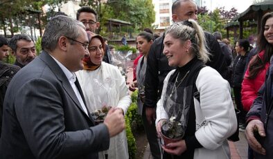 Keçiören Belediye Başkanı Dr. Mesut Özarslan ve eşi Filiz Özarslan Anneler Günü’nü kutladı