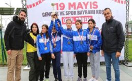 Küçükçekmece Belediyesi ve İlçe Milli Eğitim Müdürlüğü işbirliği ile okullar arası 19 Mayıs Gençlik ve Spor Bayramı kros yarışması düzenlendi