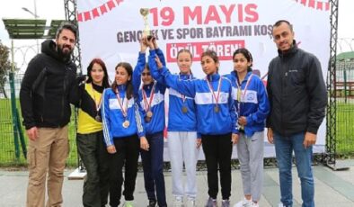 Küçükçekmece Belediyesi ve İlçe Milli Eğitim Müdürlüğü işbirliği ile okullar arası 19 Mayıs Gençlik ve Spor Bayramı kros yarışması düzenlendi