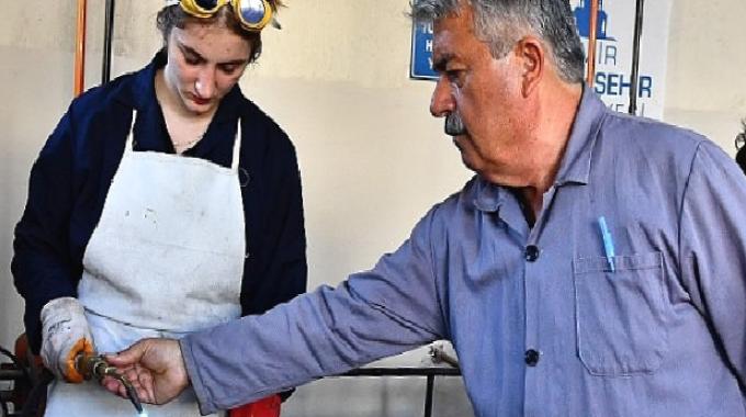 Meslek Fabrikası, kadın oksijen kaynakçıları yetiştiriyor Kadın kaynakçılar iş başında