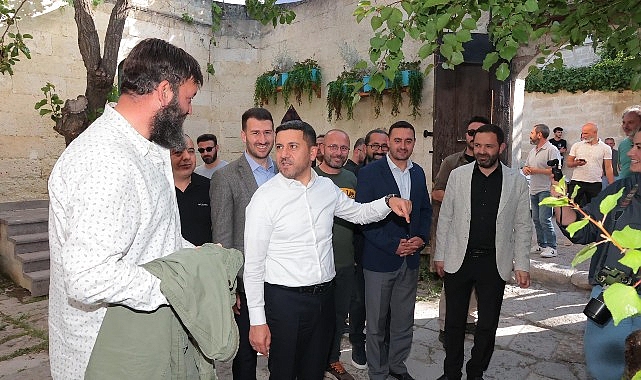 Nevşehir Belediye Başkanı Rasim Arı, çekimleri Nevşehir’in Ürgüp ilçesine bağlı Mustafapaşa Köyünde devam eden Kara Ağaç Destanı dizisinin setini ziyaret ederek, dizi oyuncuları ile bir araya geldi