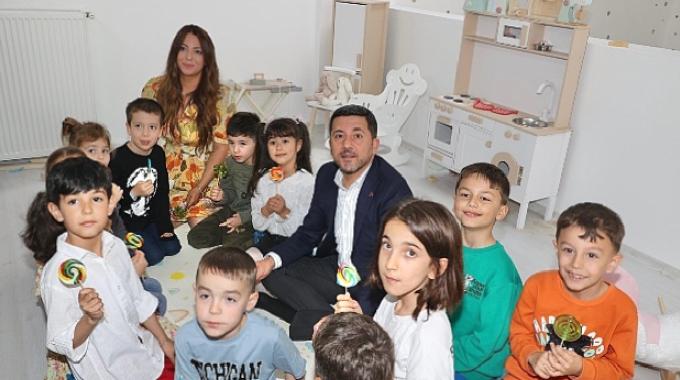 Nevşehir Belediye Başkanı Rasim Arı, çocuklar için özel olarak tasarlanan bir kafeterya ve eğlence merkezinin açılışını gerçekleştirdi