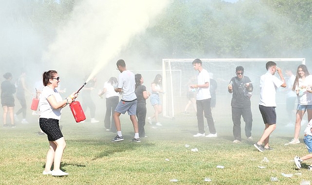 Öğrenciler Renk Festivali’nde stres attı