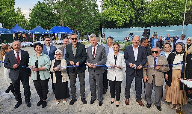 Rengarenk stantlarla dolu Gölcük Belediyesi 14. Bahar Şenliği, Kavaklı Sahili Amfi’de başladı