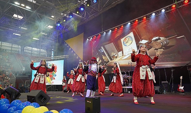 Selçuklu Belediyesi Bosna Hersek’in Zenica kentinde düzenlenen Çocuk Şenliği’nin final gününde halk oyunları ekibiyle sahne aldı