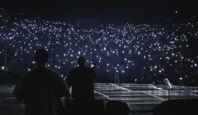 Sevilen müzik grubu Gece Yolcuları Dokuz Eylül Üniversitesi (DEÜ) Amfi Tiyatro’da üniversiteli hayranlarına unutulmaz bir gece yaşattı