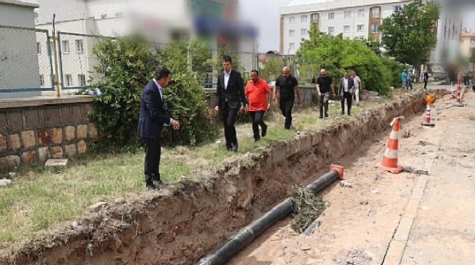 2000 Evler Mahallesi’nde altyapıdan kaynaklı su kesintilerini en aza indirmek için Nevşehir Belediyesi ekipleri, isale hattını yeniliyor