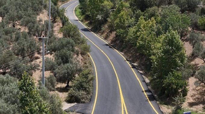 Aydın’da sürücüler ve yayalar için güvenli ve konforlu yollar oluşturan Aydın Büyükşehir Belediyesi, birçok farklı noktada yol yapım çalışmalarına hızla devam ediyor