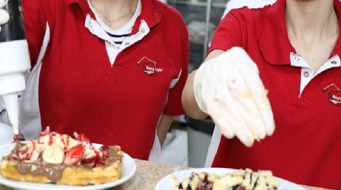 Beyaz Kalplerde waffle ile kahve günü