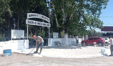 Burhaniye Belediyesi, yaklaşan Kurban Bayramı öncesinde ilçedeki mezarlıklarda kapsamlı temizlik ve bakım çalışmaları gerçekleştirdi