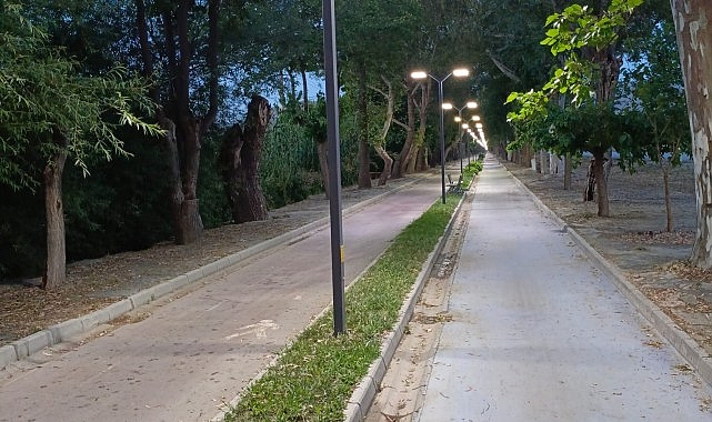 Daha önce yenilenen ancak aydınlatma direkleri zarar gören Dutlu Yol’da yenileme çalışmaları tamamlandı