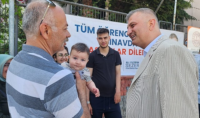 Gölcük Belediye Başkanı Ali Yıldırım Sezer, YKS’ye giren öğrencileri sınava girdikleri okul önünde ziyaret ederek heyecanlarını paylaşıp başarılar diledi