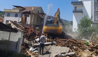 Gölcük Belediyesi, ilçede güçlendirmesi yapılmayan orta hasarlı binalar ile sosyal riskler oluşturan metruk binaların yıkımına devam ediyor