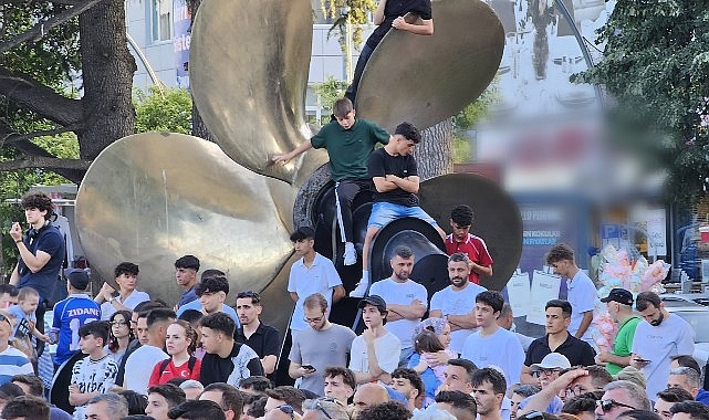 Gölcüklüler, A Milli Takımın EURO 2024 Avrupa Futbol Şampiyonası’nda Portekiz ile karşılaştığı maçı Anıtpark’ta kurulan dev ekranda birlikte izlediler