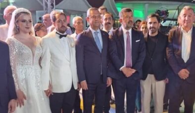 Güzelbahçe Belediye Başkanı Mustafa Günay, CHP Genel Başkanı Özgür Özel’inde katıldığı Melisa Yavaşoğlu ve Gaffar Çiçek’in düğün töreninde nikah şahitliği yaptı